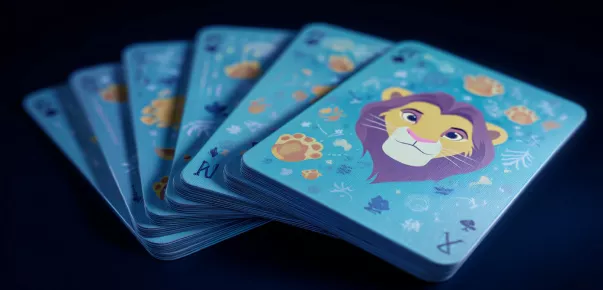 Spielkarten und Jetons im Casino